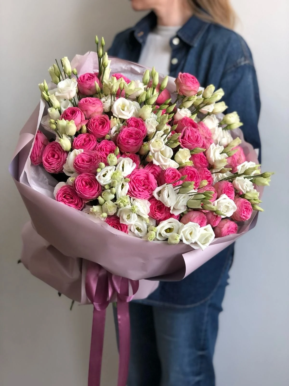 Эустома и кустовые розы