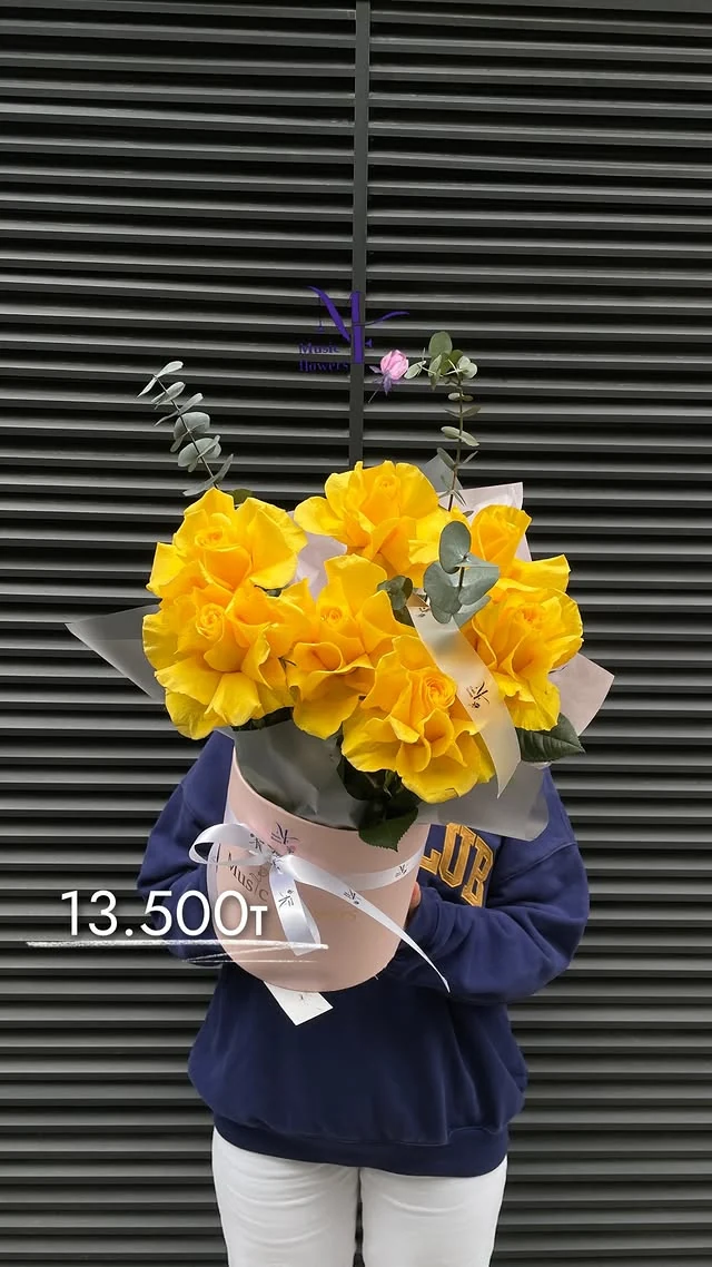 Жёлтые розы с эвкалиптом