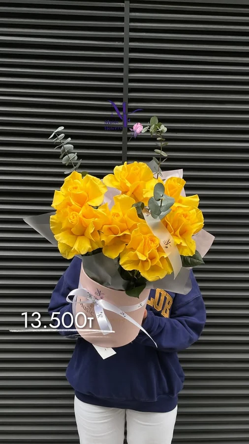 Жёлтые розы с эвкалиптом
